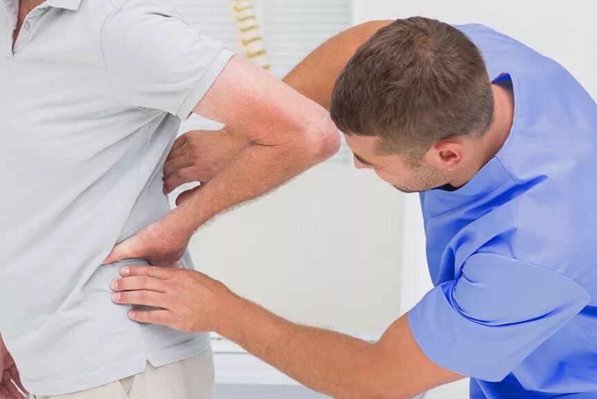 Un pacient cu dureri de spate inferioare la un examen de diagnostic de către un medic